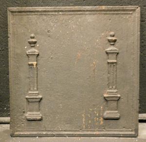 P254 - Cast iron plate with two columns, 19th century, dimensions cm W 39 x H 39