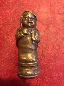 Scatolina portafiammiferi in ottone a forma di bambino infante.
