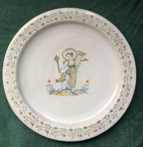 Grande piatto in maiolica a decoro compendiario.Manifattura di Giacomo Mancini (il frate).Deruta.