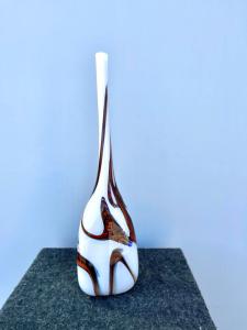 Vaso in vetro soffiato lattimo con inclusioni policrome a sezione triangolare.Murano.