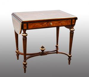 Tavolino /Scrittoio Napoleone III in legni policromi con applicazioni in bronzo dorato. Francia XIX secolo.