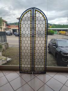 Coppia di vetrate cattedrale rilegate al piombo primo 900- H.200cm - L.42,5cm