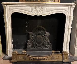 CHM880 - White Carrara marble fireplace, 19th century, measures cm L 141 x H 107 x D 35