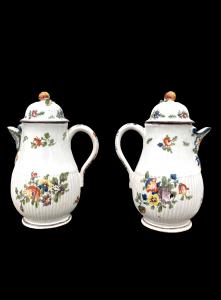 Pair of majolica coffee pots with floral decoration. Felice Clerici manufactory, Milan.