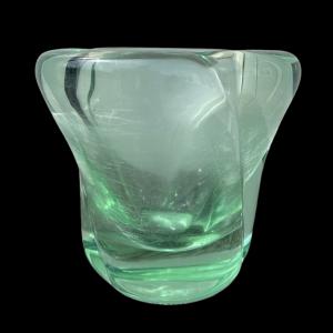 Vaso in cristallo verde pesante a forma trilobata.Manifattura Daum.Francia.