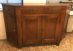 VENDUTA Credenza scantonata veneta in noce , XVIII secolo