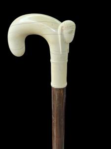 Stock mit elfenbeinfarbenem Griff in 'Haken'-Form mit erhabenem 'Sphinx'-Kopf.