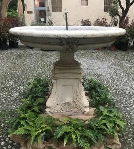 Fontana o Barchile in marmo bianco, Genova meta secolo XVI