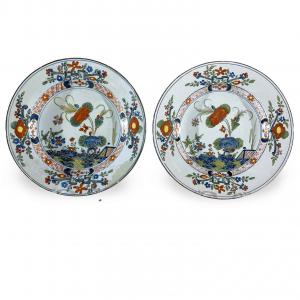 Pair of maiolica plates with carnation decoration