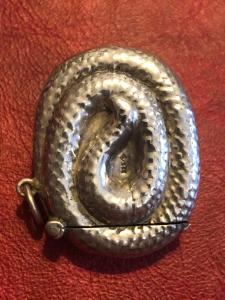 Scatolina portafiammiferi in argento 925 a forma di serpente arrotolato.