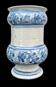 Vado Albarello da farmacia in maiolica con decoro a racemi vegetali stilizzati in monocromia turchina Bassano.