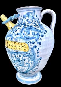 Versatoio in maiolica con decoro a volute vegetali stilizzate.Manifattura di San Quirico d’Orcia.