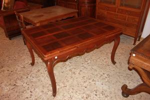 Mesa extensível provençal de cerejeira com tampo parquetado do início do século XX.