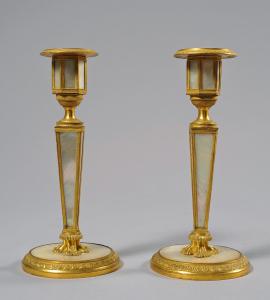 Paar Bronzekandelaber mit Perlmutt, Frankreich, Karl X. (ca. 1820-1830)