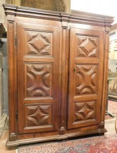 ARM196 - Carved walnut wardrobe, 17th century, cm W 170 x H 200 x D 66