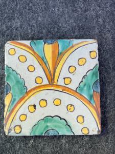 Majolika-Fliese mit stilisiertem floralem Dekor. Caltagirone, Sizilien.