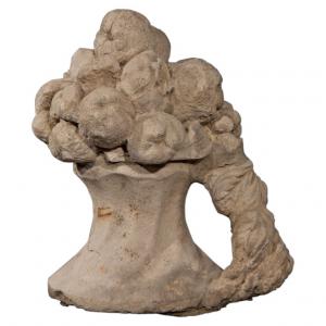 Escultura antiga em pedra com frutas - M/108 -