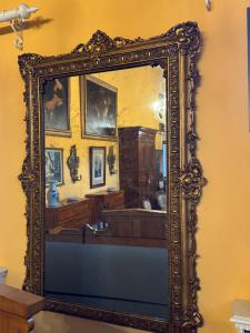 Specchiera in foglia oro con intarsi e decori misure 173 × 1,25 m