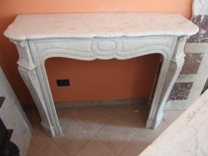 CAMINO POMPADOUR IN MARMO BIANCO CACCARA EPOCA 800 STILE LUIGI XV DI ORIGINE FRANCESE  cm L 128xP41xH 106