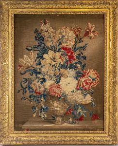 Natura morta di fiori, arazzo di Bruxelles in cornice in legno intagliato e dorato coeva, secolo XVII