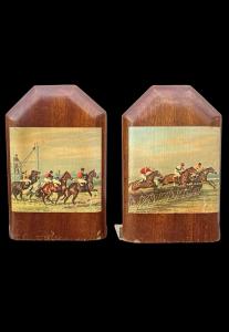 Coppia di fermalibri in mogano e ottone con scena di personaggi a cavallo.Inghilterra.