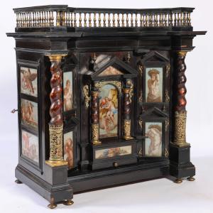 Münzschrank aus geschnitztem Holz. Applikationen aus vergoldeter Bronze. Hinterglasmalerei, Neapel, Ende des 18. Jahrhunderts