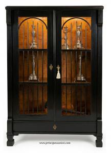 Viena, c. 1815, em condições praticamente perfeitas, incluindo a parte de vidro, vitrine/prateiro também como estante da primeira fase Biedermeier vienense.