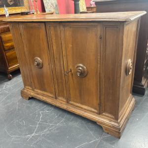Antica credenza servante Bologna XVII sec noce . Mis 132 x 49 h 100 