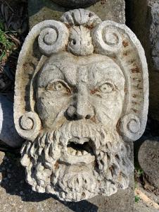 Maskaron aus hellem Stein