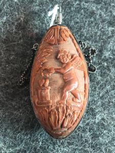 Tabacchiera in legno di curozo con profili in argento,incisa con cupido e trofei.Francia