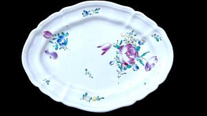 Large lobed oval plate with rose decoration. Ferretti manufacture. Lodi.
