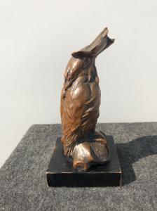 Escultura em terracota revestida em cobre com banho galvânico representando uma ave guarda-rios. Itália, assinada.