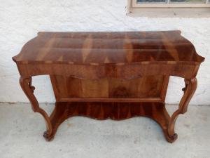 Konsole aus modenesischem Nussbaum. 136l x 60b x 93,5h