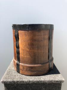 Obstpflückbehälter aus Holz mit Metallstützen und Inschrift: doppelter Dekaliter. Frankreich.