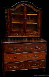 Áustria, por volta de 1770. Magnífica cômoda com estante/vitrine, em alemão Aufsatzkommode.