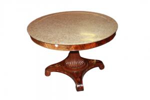 Mesa de Centro Estilo Carlos X Com Mármore e Motivos de Entalhe