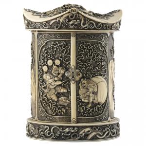 Templo em marfim esculpido e decorado. Interior com divindade budista e dragão. Japão, Período Meiji, 1868-1912, século XIX