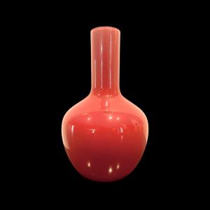 Backsteinrote, kugelrund geformte Überfangvase im 'chinesischen' Stil mit verjüngtem Hals. Venini, Murano.