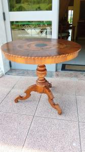 Mesa redonda com rolo. 76 a x 88 l x 88 p.