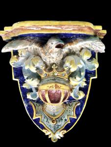 Mensola in maiolica con aquila,armatura e motivi rocaille.Minghetti Bologna.