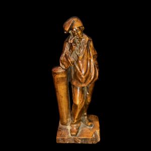 Buchsbaumholzfigur, die eine männliche Figur mit Hut und Pfeife darstellt. Frankreich.