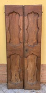 Nussbaumschrank mit 2 Türen