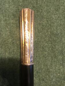 Bastone con pomolo in argento vermeille con incisioni vegetali.