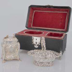 Conjunto de chá Jorge II em prata Esterlina com pote Roococo e cesto de açúcar, ourives NJ, John Cafe, Edward Aldridge & John Stamper, Londres, 1754
