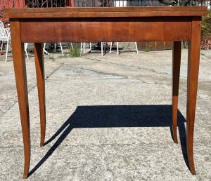 Mesa de jogo com pernas em sabre