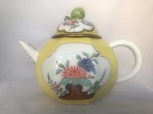 MEISSEN PORCELAIN TEAPOT, 18TH CENTURY