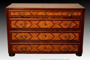 Vienna, settecento, elegante comò con raffinati intarsi di gusto barocco a motivo di formelle.