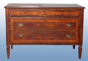 Louis XVI Kommode aus dem 18. Jahrhundert, furniert mit italienischem Nussbaum