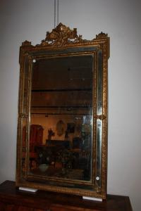 Specchiera stile Luigi XVI francese del 1800 con ricca cimasa foglia oro