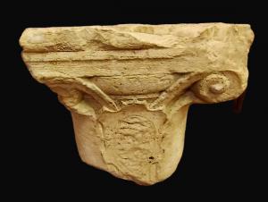 Capitelli cinquecenteschi con stemma